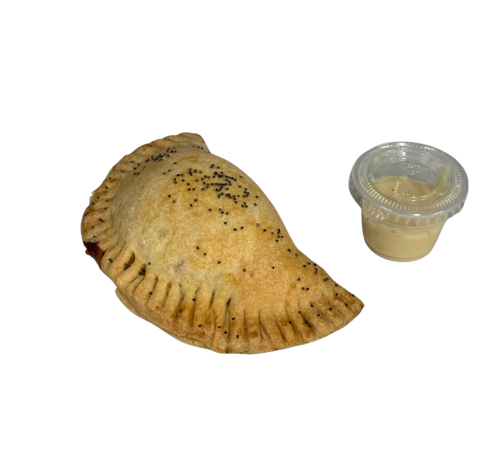 Empanada jumbo de pavo con queso y bacon con mayo de ajo y miel